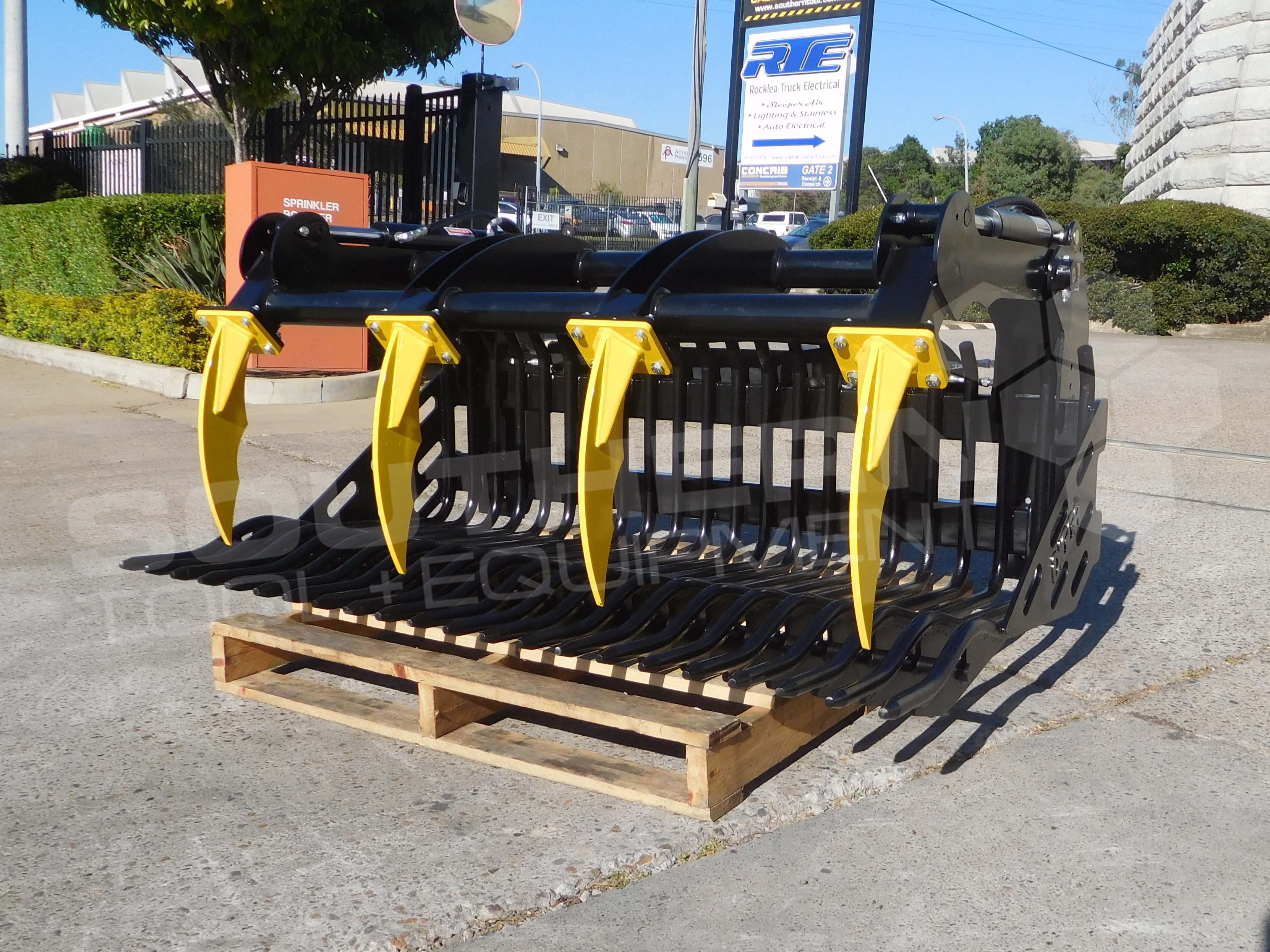 DIGGA 1676mm Tractor Grapple Bucket Southern Tool + Equipment Co