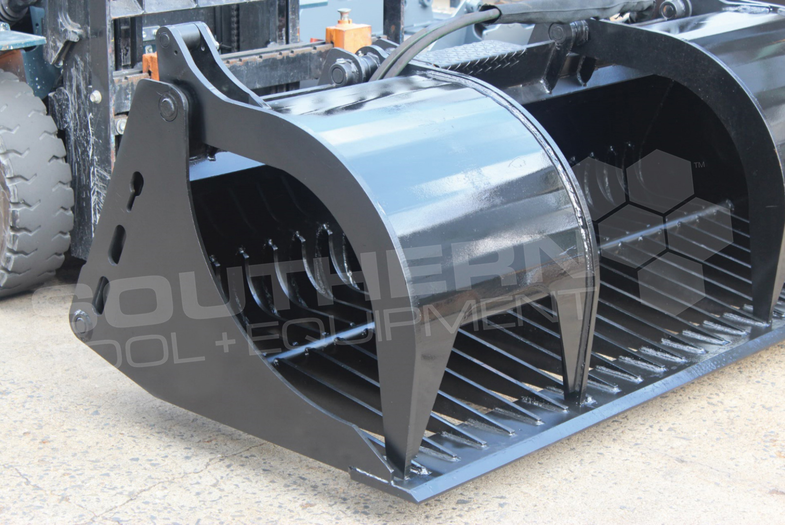 1675mm Heavy Duty Skid Steer Grapple Bucket Southern Tool + Equipment