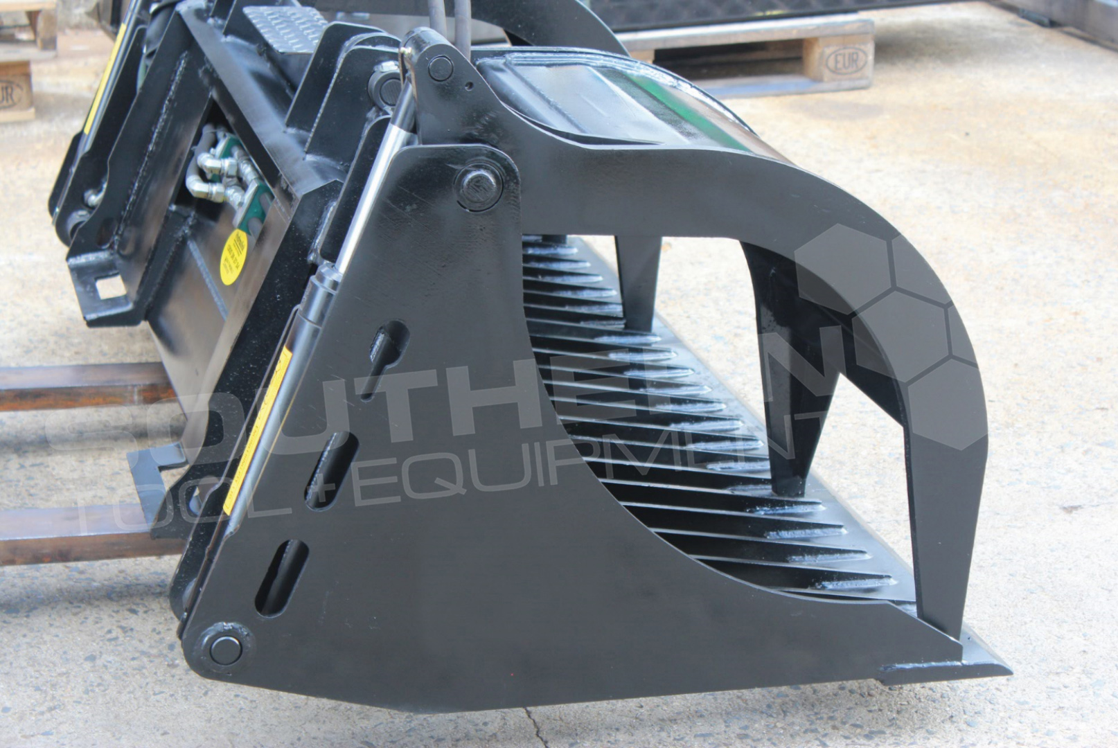 1675mm Heavy Duty Skid Steer Grapple Bucket Southern Tool + Equipment